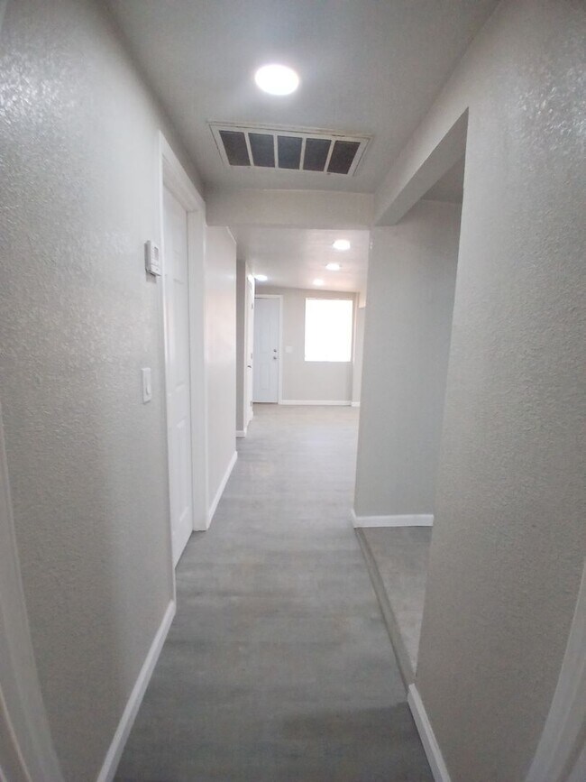 Building Photo - Charming Renovated 3-Bedroom Home for Rent