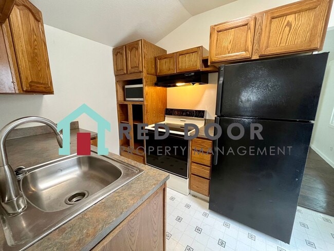 Building Photo - 1405 Duplex SQD LLC -E
