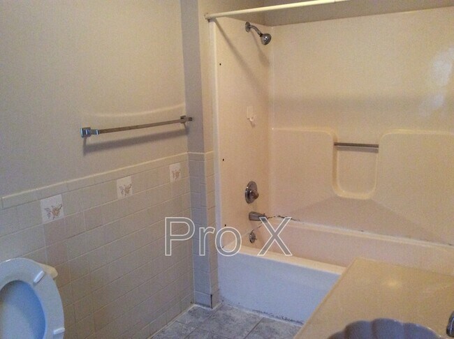 Building Photo - 418 W 9th St