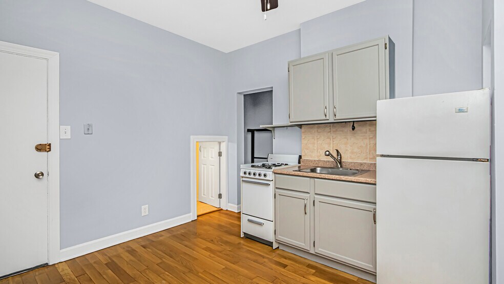 Kitchen 2 - 1472 W Webster Ave