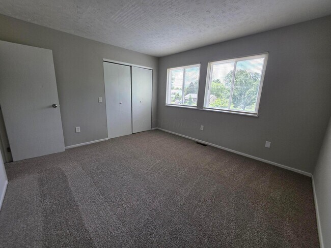 Building Photo - 942 S Spring Rd