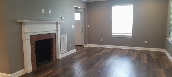 Building Photo - 2 Bedroom 2 Bath home with fenced in backyard