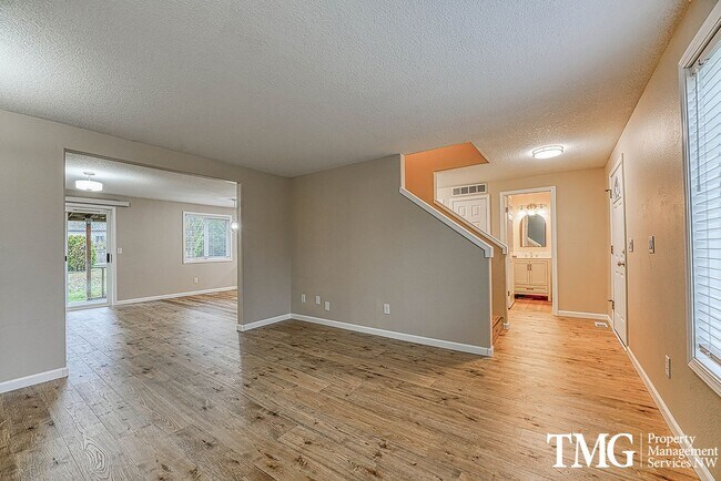 Building Photo - Wonderful 2 Story 3 Bed 2.5 Bath Home in Five Corners!