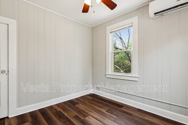 Building Photo - 4 Farrwood Ave
