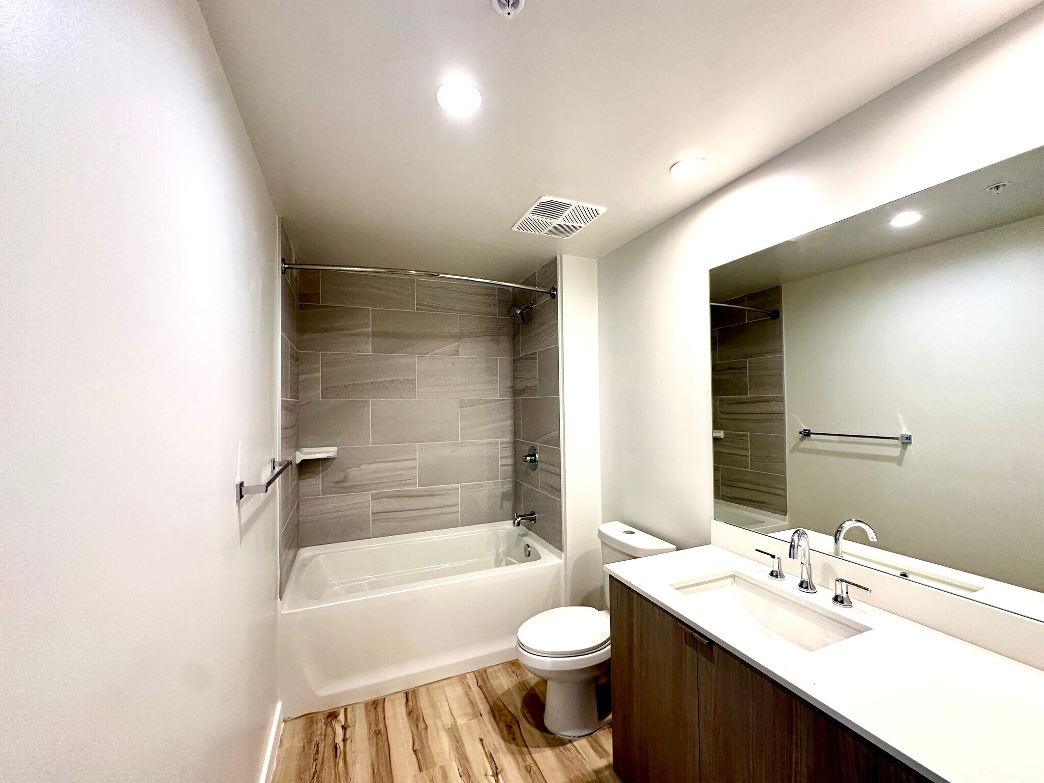 Building Photo - 512 SW 4th Ave