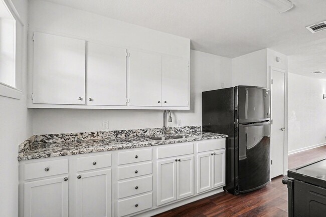 Building Photo - 2209 Barbell Ln