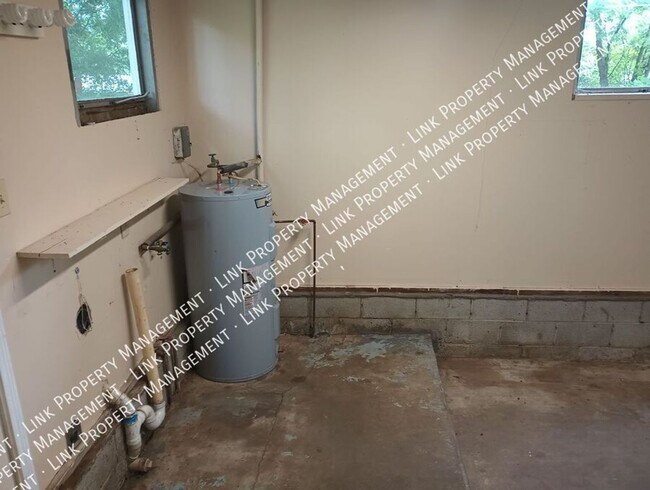 Building Photo - Don't Miss this Charming 2 bedroom with Ga...
