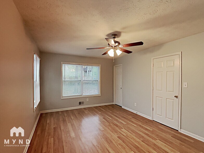 Building Photo - 737 Starcrest Ln NE