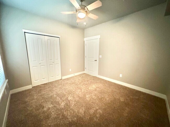 Building Photo - 5233 Boardwalk Dr