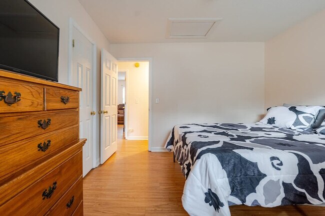 Building Photo - 305 Humble Rd