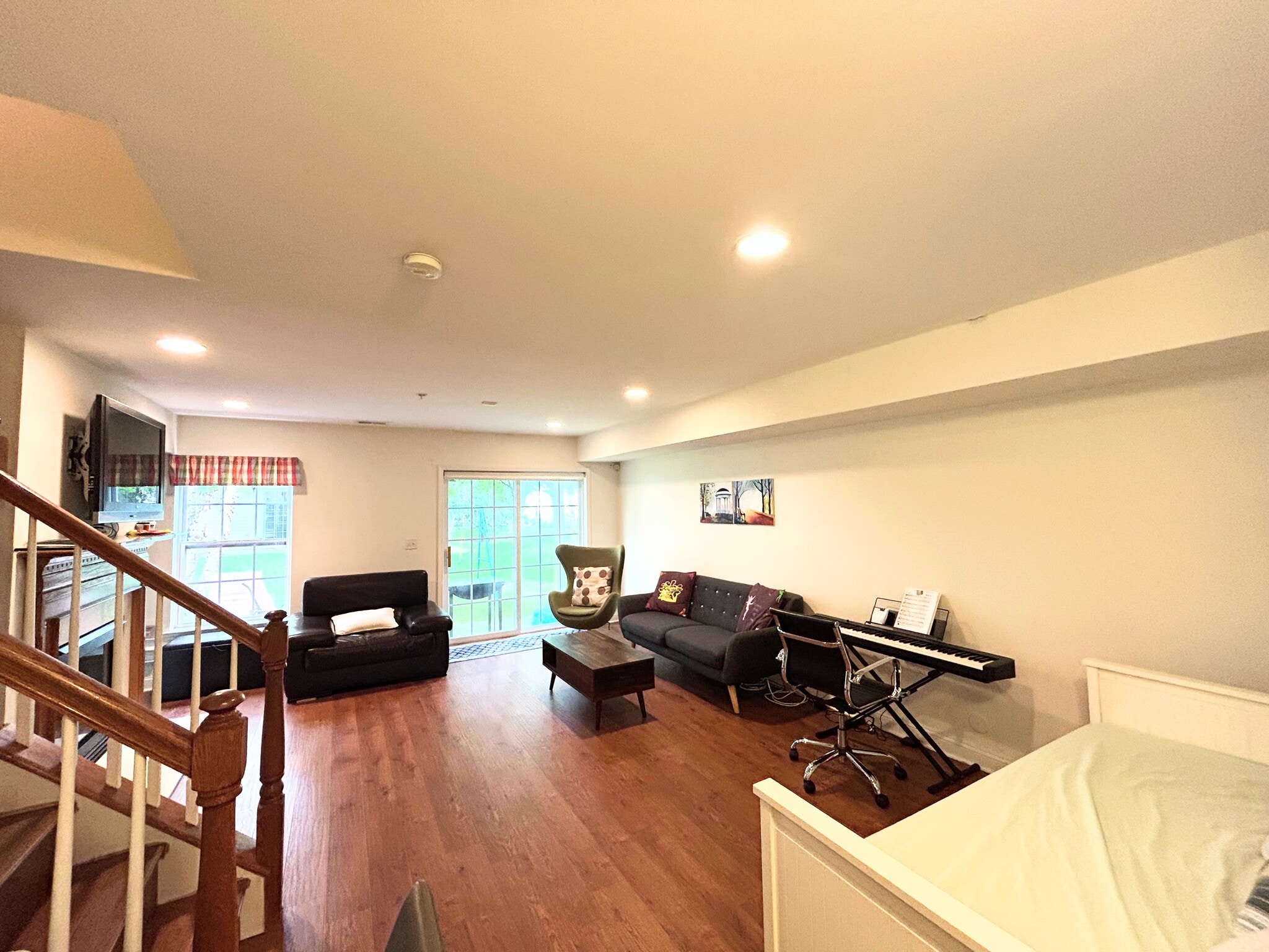Family room_2 - 31 Mallard Pl