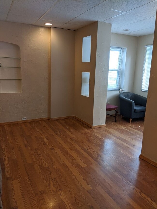 Building Photo - Renovated South Oakland 6 bedroom House