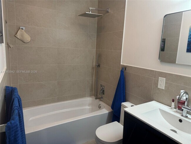 Building Photo - 1228 NE 5th Ave