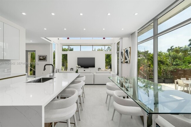 Building Photo - 1201 W 47th St