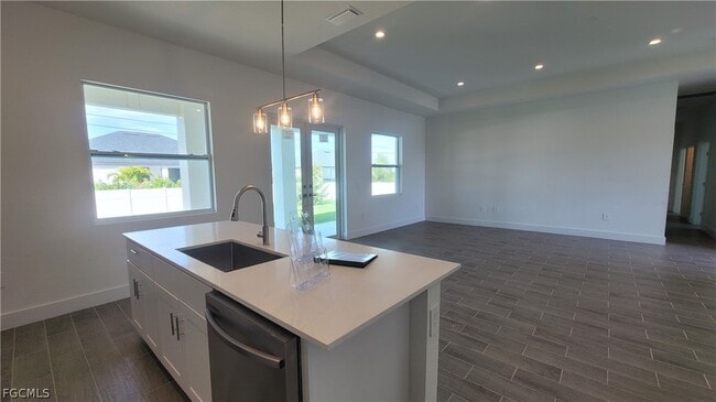 Building Photo - 424 SW 28th Ave