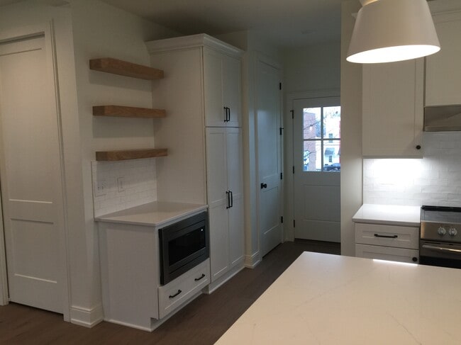 Building Photo - 1207 Sweetbriar Ave