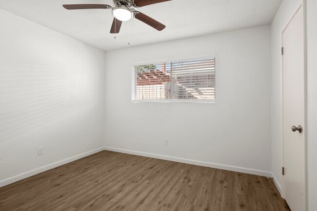 Building Photo - 914 Grand Oaks Dr