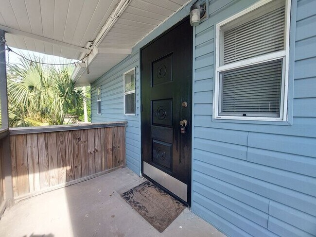 Building Photo - 115 1/2 Lenox St