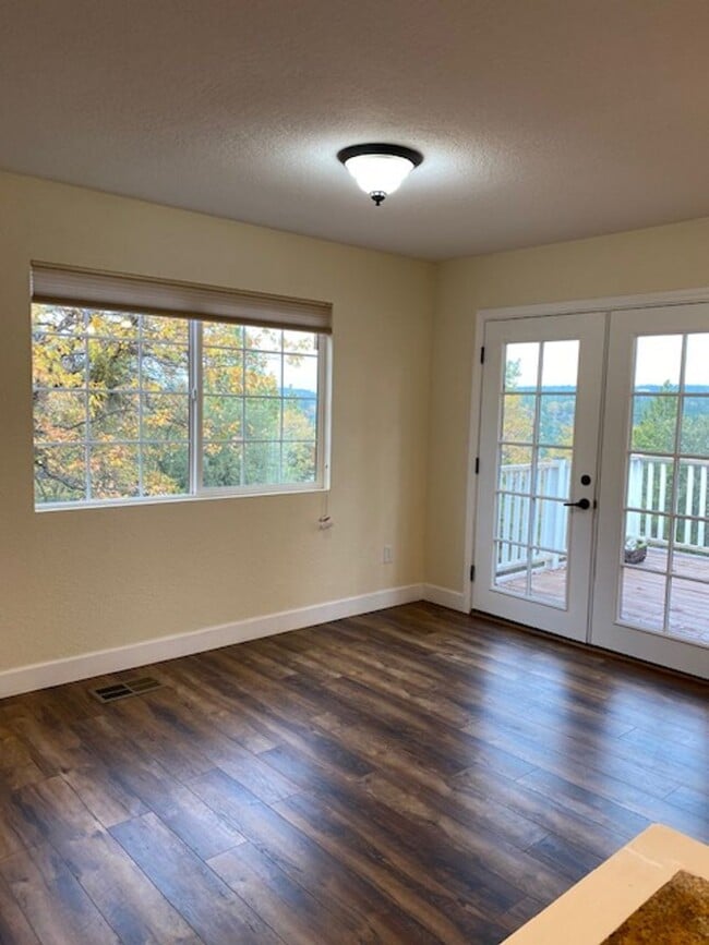 Building Photo - Pine Grove Home