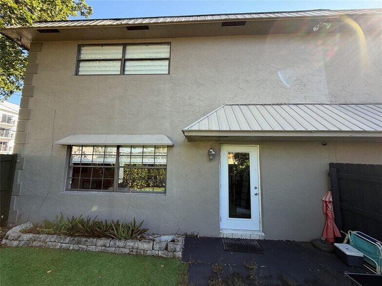 Building Photo - 608 NE 29th Dr
