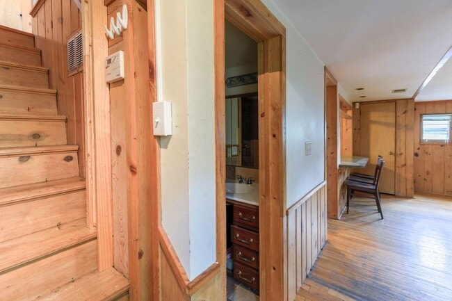 Building Photo - Adorable 2BR Carriage House Minutes from D...