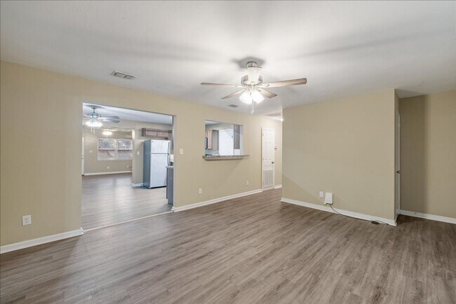Building Photo - 207 Iris Cir