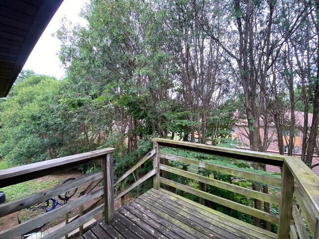 Building Photo - $975 | 2 Bedroom, 1 Bathroom APARTMENT | N...