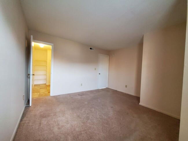 Building Photo - Spacious 2 Bedroom rental in Va Beach