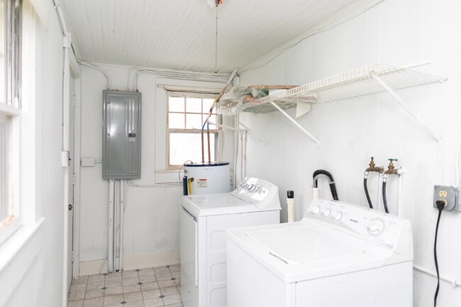 Building Photo - 105 Burns St