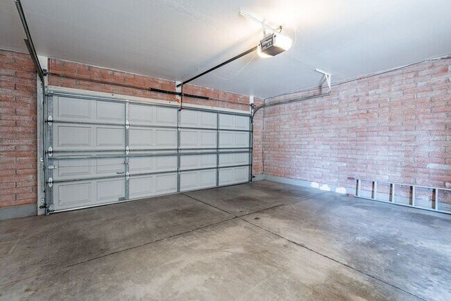 Building Photo - Move-In Ready 2-Bed Tucson Home with Natur...