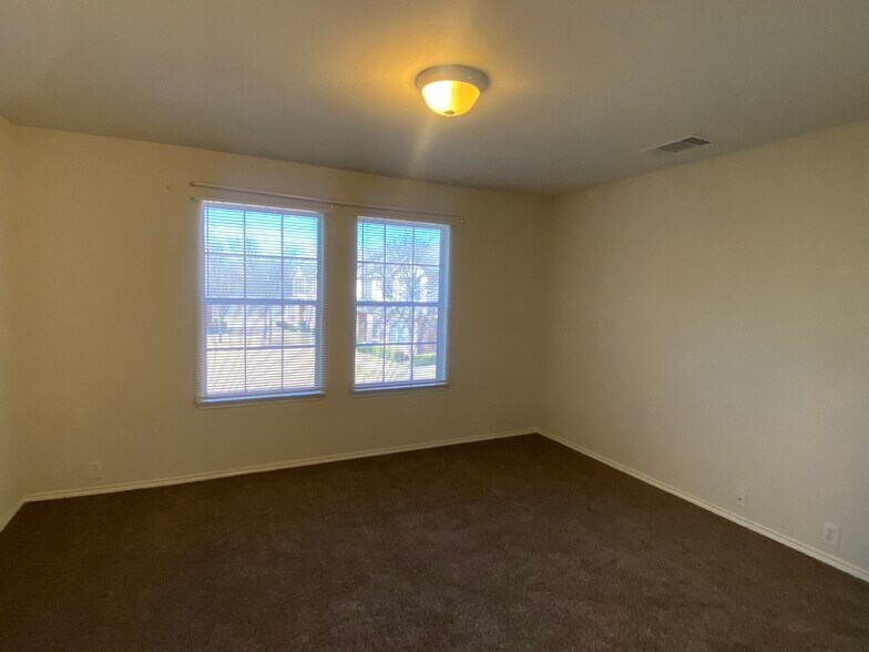 2nd bedroom - 2725 Hyde Park Dr