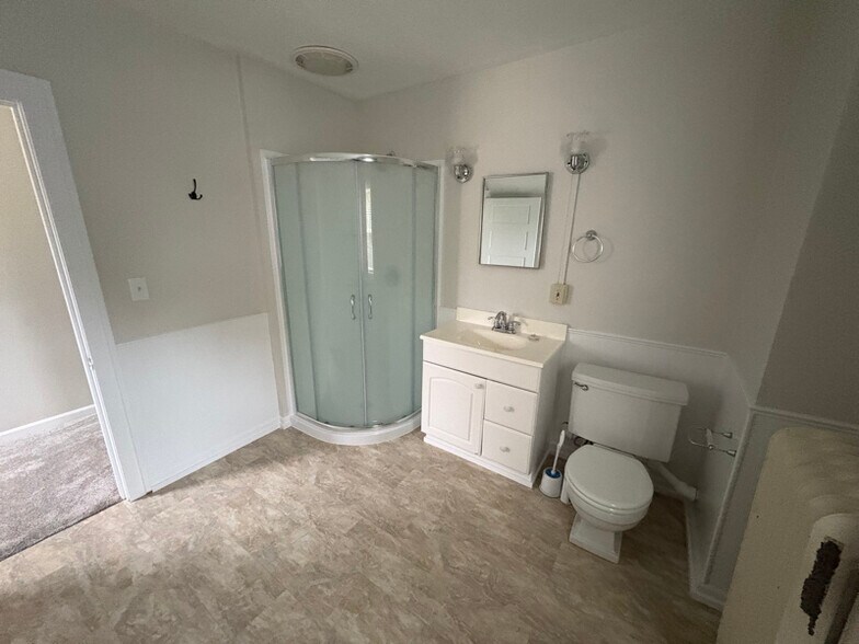 Building Photo - 834 Paris Ave NE