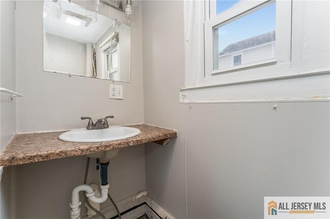 Building Photo - 20 Willow Ave