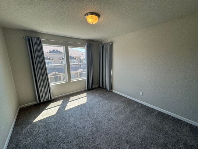 Building Photo - Newer and Spacious 3 Bedroom Townhome