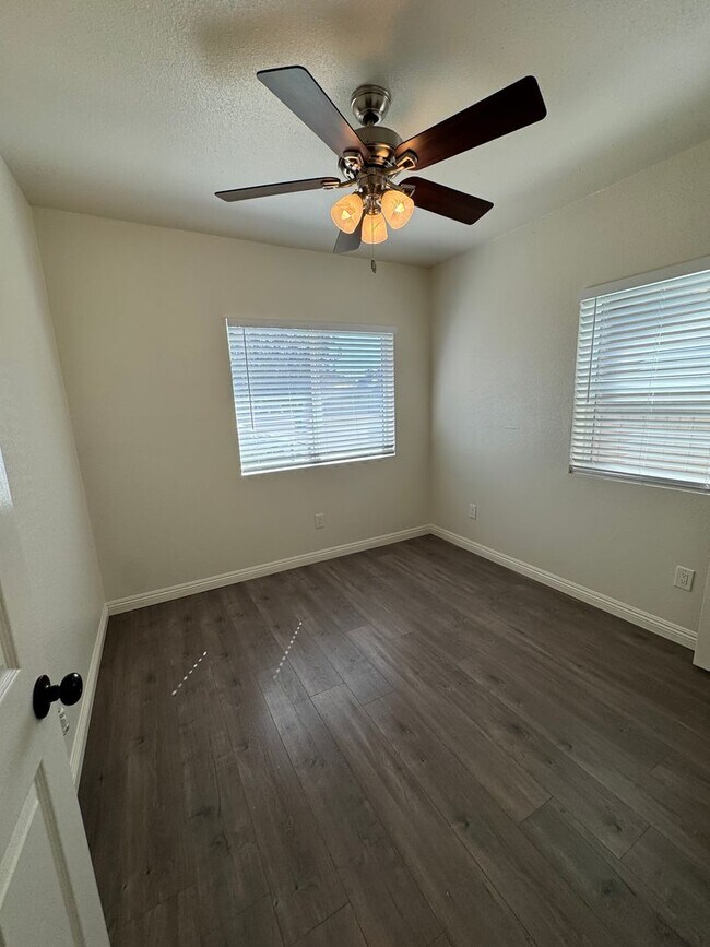 Building Photo - 4062