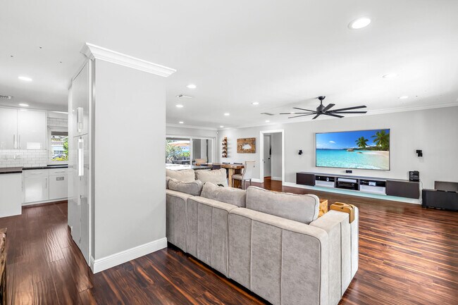 Building Photo - 2471 NE 46th St