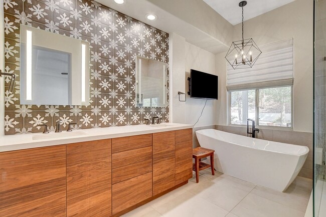 Building Photo - Popular Seven Hills Area, 1-Story, Complet...
