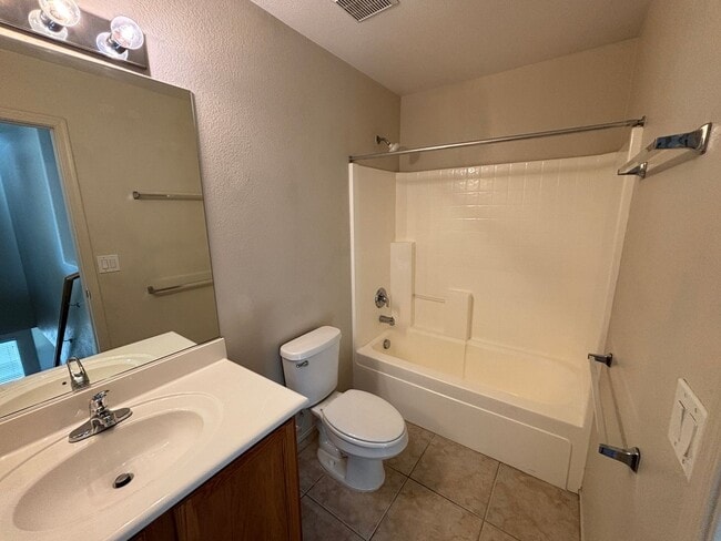 Building Photo - Gorgeous 3bed / 2.5bath home in the Silverstone Ranch community!