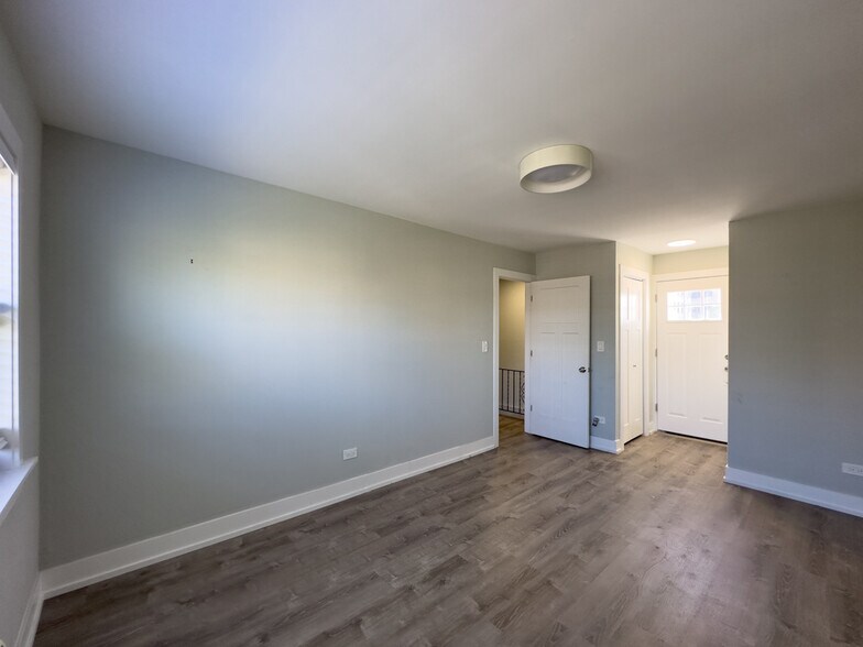 Building Photo - 450 W Barry Ave