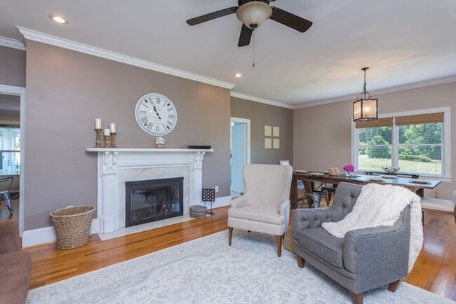 Building Photo - Weaverville Farmhouse Rental!