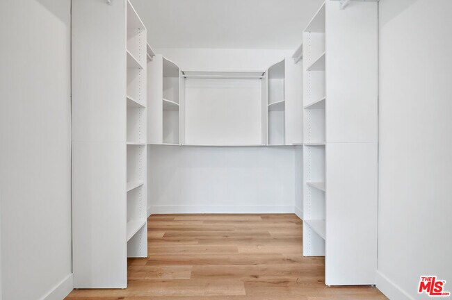 Building Photo - 4670 Brewster Dr