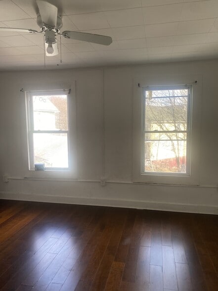 Building Photo - 27 Oakwood Ln