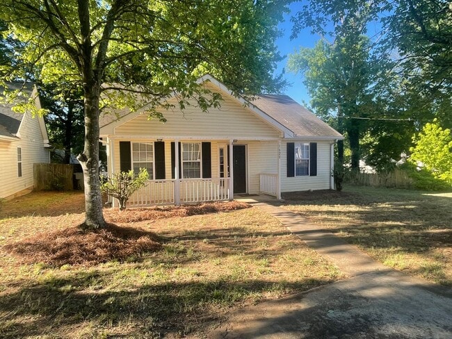 Building Photo - Charming ranch-style 2 Bedroom 1 Bath home in Pineville offering comfortable single-level living.