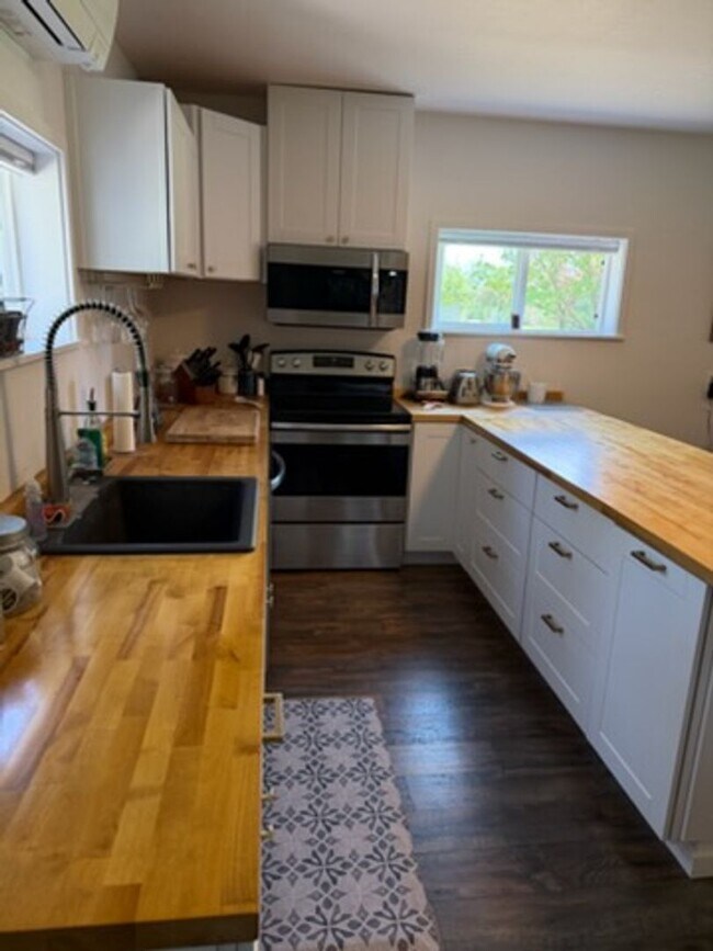 Building Photo - 825 Greenridge Dr