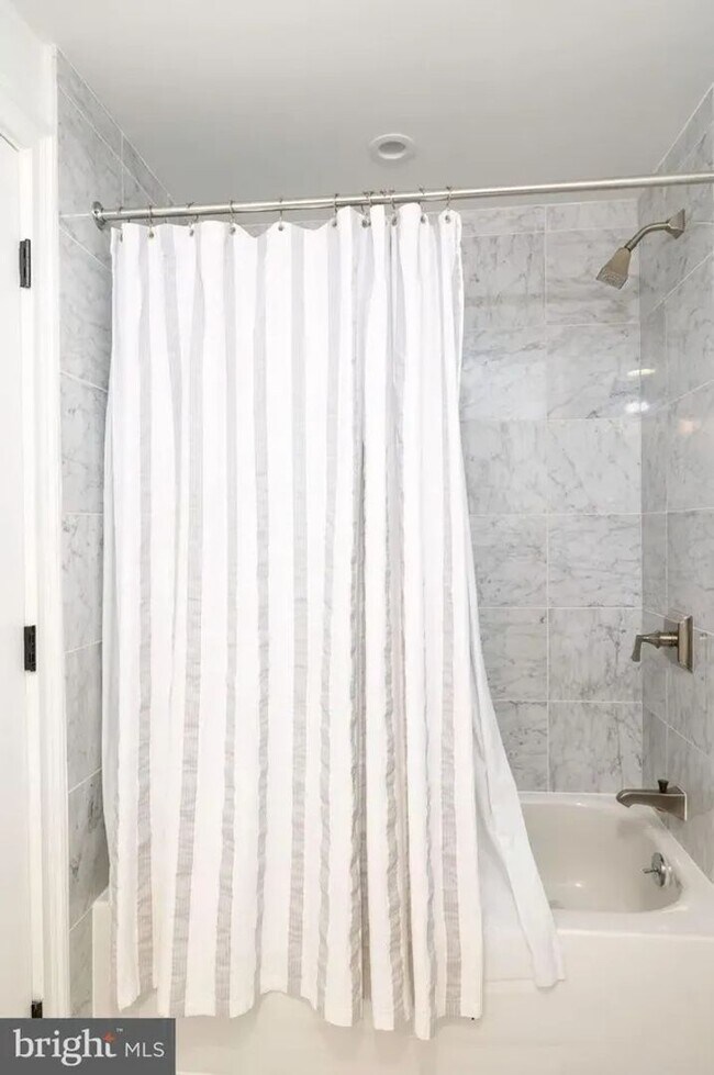 Building Photo - Spacious 4-Bedroom Residence with In-Unit Laundry in Center City