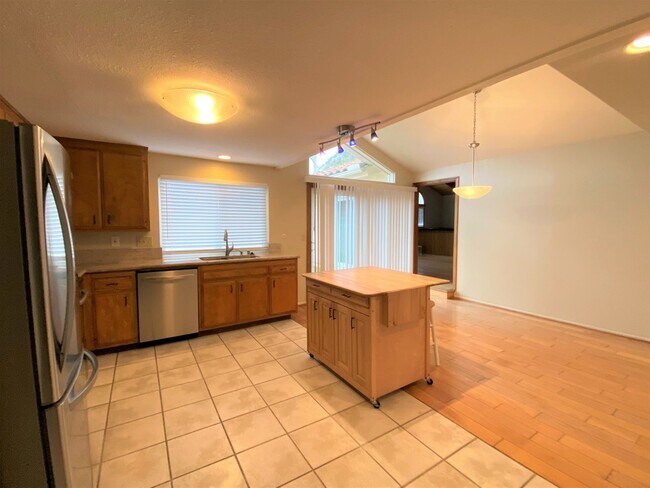 Building Photo - 3BR 3BA home, located in beautiful Solana Beach! Spacious layout with lush landscape