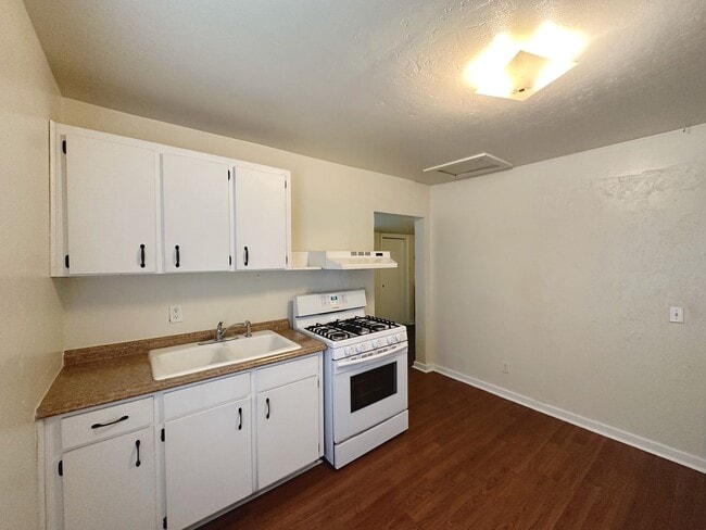 Building Photo - Cozy 2 Bedroom, 1 Bathroom House