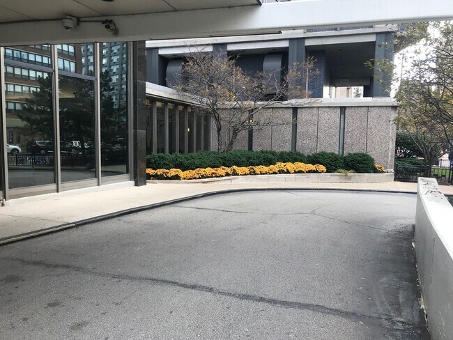 Building Photo - 5701 N Sheridan Rd