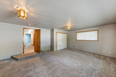 Building Photo - Spacious home with outbuilding