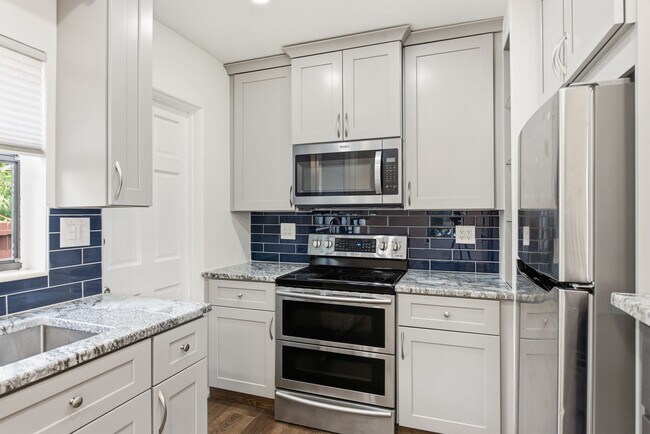 Building Photo - 517 41st Ave S